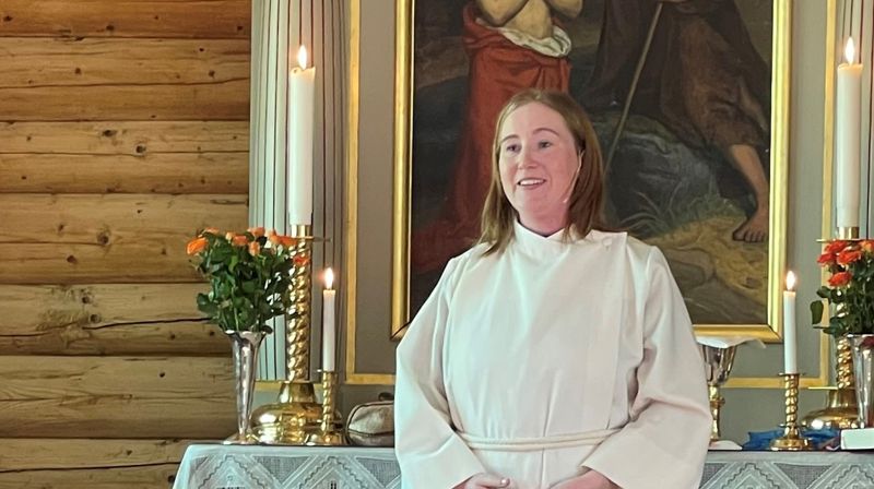 Eli-Kristin Sjøli Ulsund under påskegudstjenesten i Moen kirke i påsken 2022 (foto: Bjørn Anders Ulsund). 