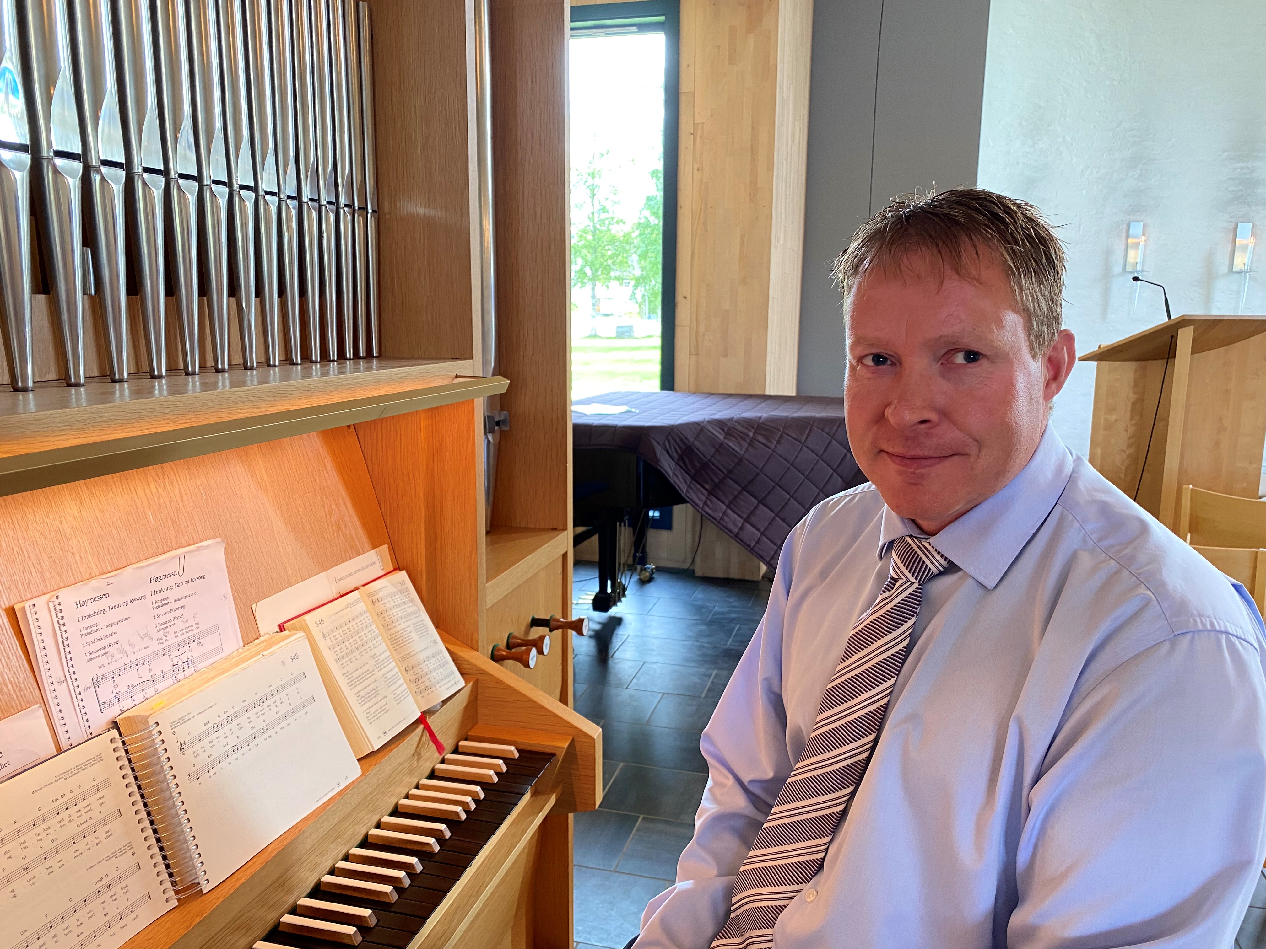 Håvard Ekeberg har hatt mange spilleoppdrag allerede i kirkene i Gran. Her på orgelkrakken under gudstjeneste i Grymyr kirke i fjor. Foto: Inger S.Haug.