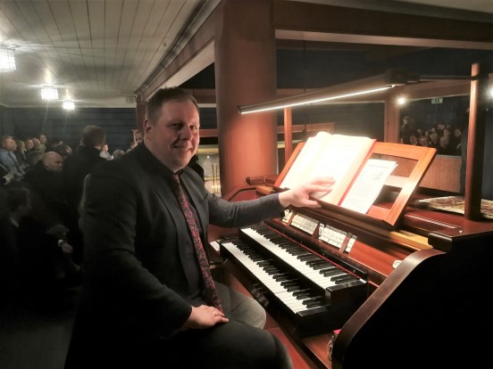 Iver Olav Erstad på plass på orgelkrakken i Ål kirke, julaften 2019. (Foto: Knut Bøe). 