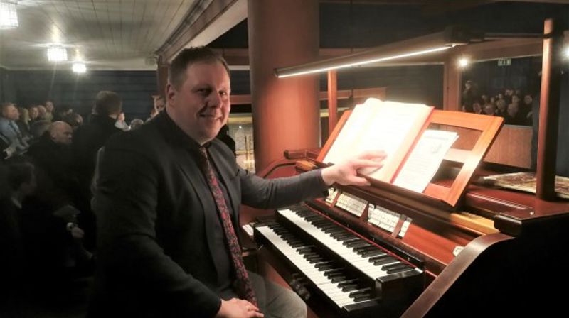 Iver Olav Erstad på plass på orgelkrakken i Ål kirke, julaften 2019. (Foto: Knut Bøe).