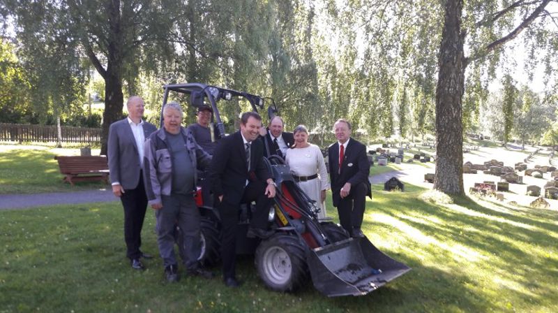 Her er kirketjenerne med driftsleder samlet på Ål kirkegård. (Foto: Knut Bøe, 2017).