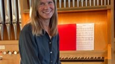 Marit på orgelkrakken ved orgelet i Grymyr kirke. Foto: Jane Dahl Sogn.