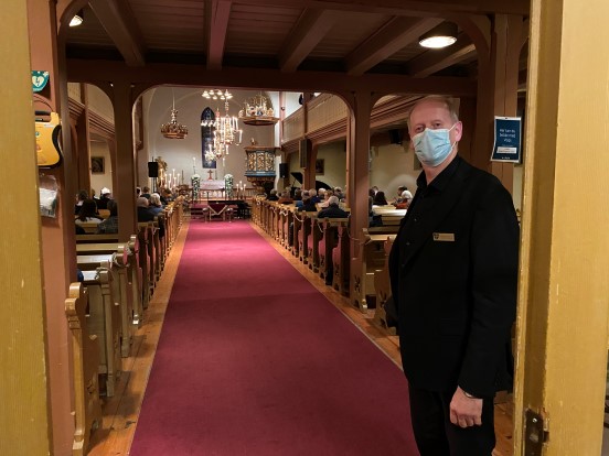 Driftsleder Odd Ragnar Bredviken tar imot publikum i Tingelstad kirke, 31. oktober 2020 i koronatid. (Foto: Inger S. Haug). 