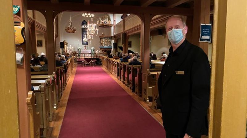 Driftsleder Odd Ragnar Bredviken viser vei i Tingelstad kirke i koronatid, høsten 2020. (Foto: Inger S. Haug).