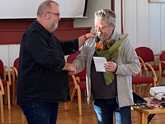 Ole Morten blir takket med blomster og gode ord fra kirkeverge Ole-Jakob Dyrnes. (Foto: Inger S. Haug). 