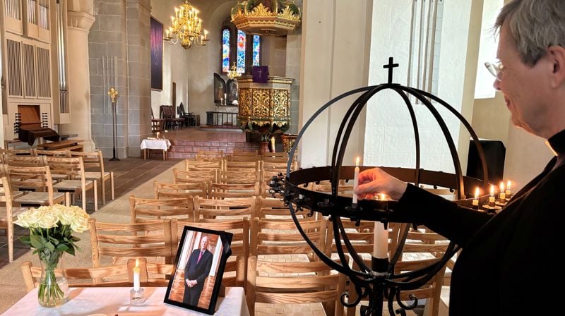 Nikolaikirken er åpen hver dag fram til H. M. Kong Harald Vs gravferd, onsdag 9. september. Foto: Kirken i Gran/Inger Stensrud Haug.