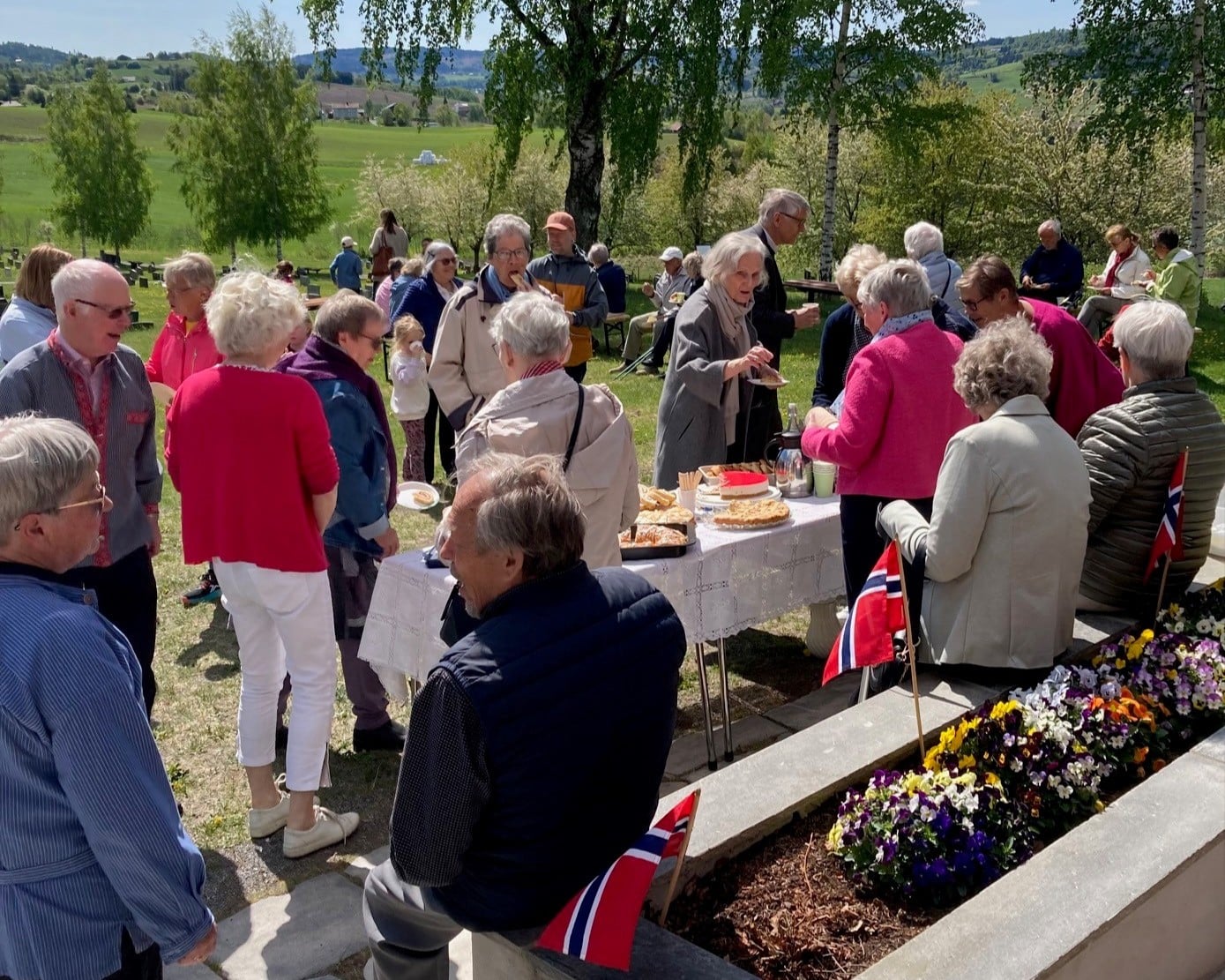 Det bruker å være veldig bra oppmøte under gudstjeneste og etterpå på kirkekaffe ute i flott pinsevær ved Ål kirke. Foto: Anne-Berit Holden 2023.