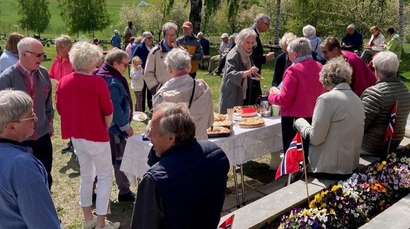 Det bruker å være veldig bra oppmøte under gudstjeneste og etterpå på kirkekaffe ute i flott pinsevær ved Ål kirke. Foto: Anne-Berit Holden 2023.