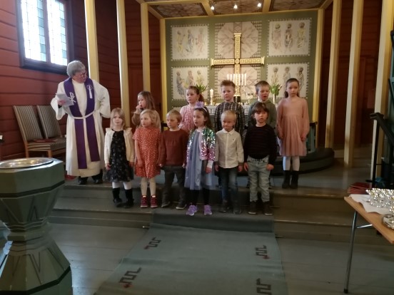 Karin Hansen Bøe og alle 6-åringene som fikk utdelt kirkebok i Ål kirke nå i vår. (Foto: Knut Bøe). 