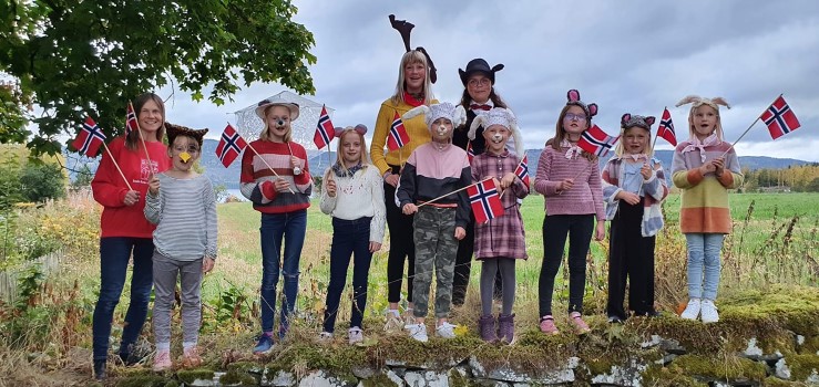 Fra venstre; Marit Wesenberg og Brandbu Barne- og Ungdomskantori under øvelse til Hakkebakkeskogen nå i høst. (Foto: Inger Mette L. Nymoen). 