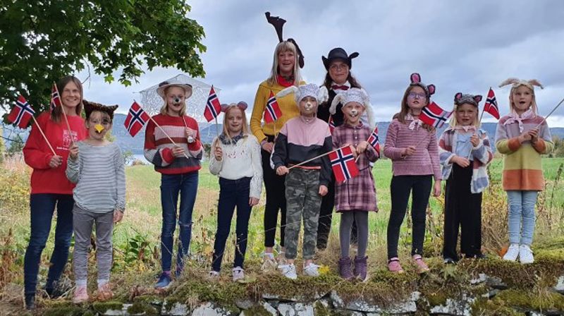 Fra venstre; Marit Wesenberg og Brandbu Barne- og Ungdomskantori under øvelse til Hakkebakkeskogen nå i høst. (Foto: Inger Mette L. Nymoen).