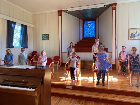 Brandbu Barne- og Ungdomskantori i lag med Marit Wesenberg - og med riktig korona-avstand på øvelse i Nes kirkestue i juni. (Foto: Inger S. Haug).