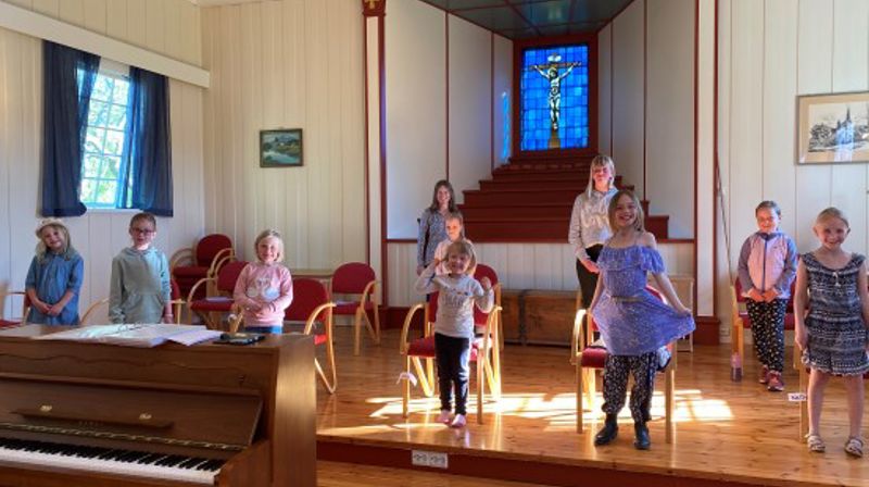 Brandbu Barne- og Ungdomskantori i lag med Marit Wesenberg - og med riktig korona-avstand på øvelse i Nes kirkestue i juni. (Foto: Inger S. Haug).