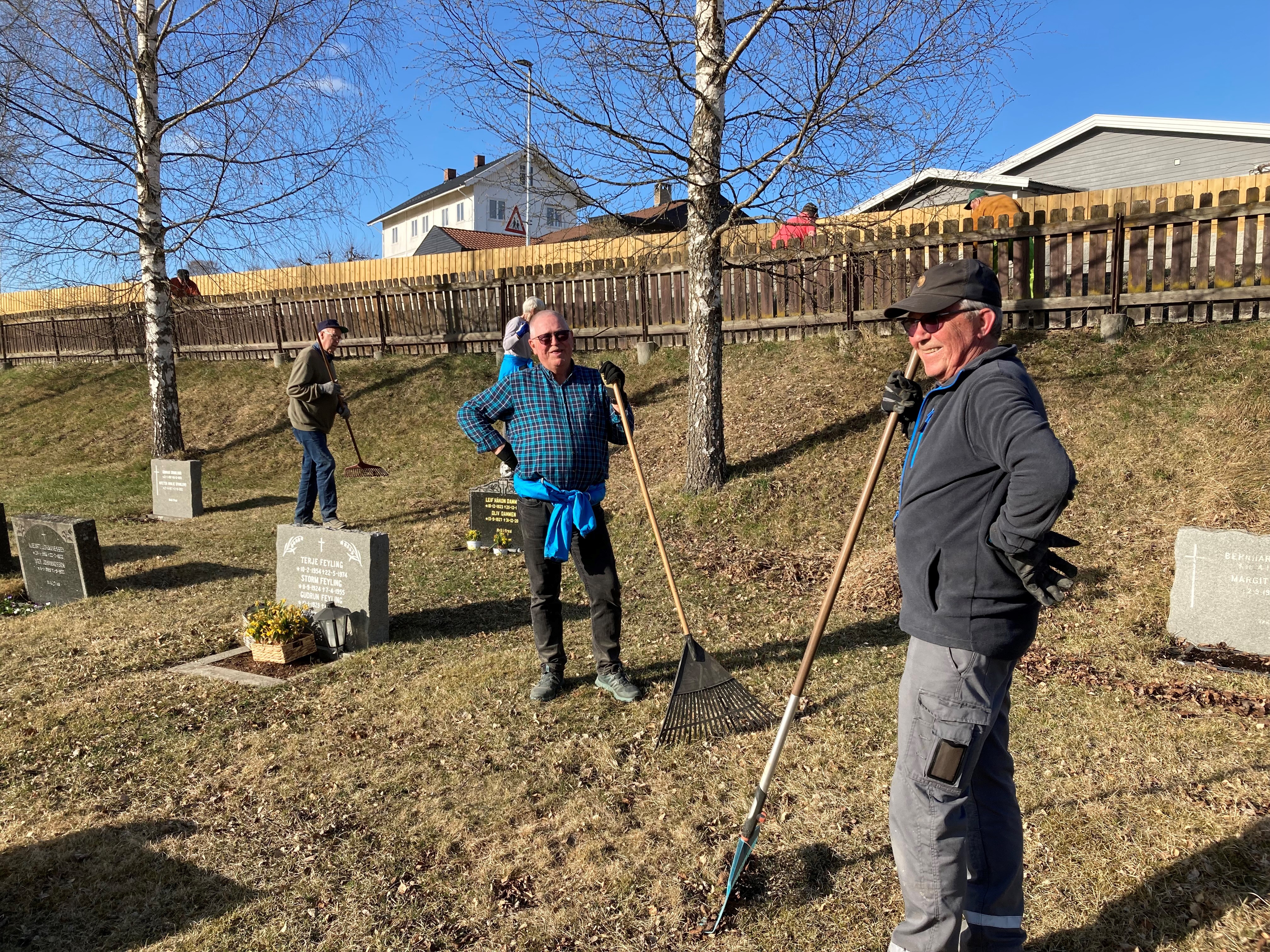 God stemning blant dugnadsgjengen på Ål gravplass i fjor, som utgjorde hele 40 personer. (Foto Anne-Berit Holden).