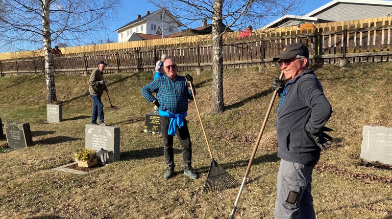 God stemning blant dugnadsgjengen, på hele 40 deltakere, på Ål gravplass våren 2022. (Foto Anne-Berit Holden).