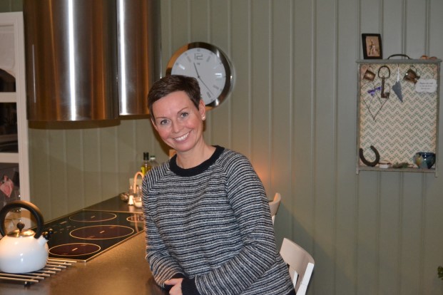 Elin Heier Jorstad hjemme på det trivelige kjøkkenet sitt. (Privat foto). 