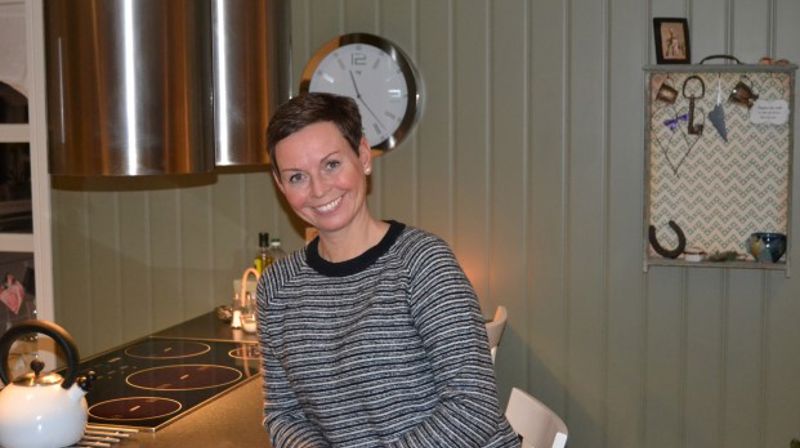 Elin Heier Jorstad hjemme på det trivelige kjøkkenet sitt. (Privat foto).