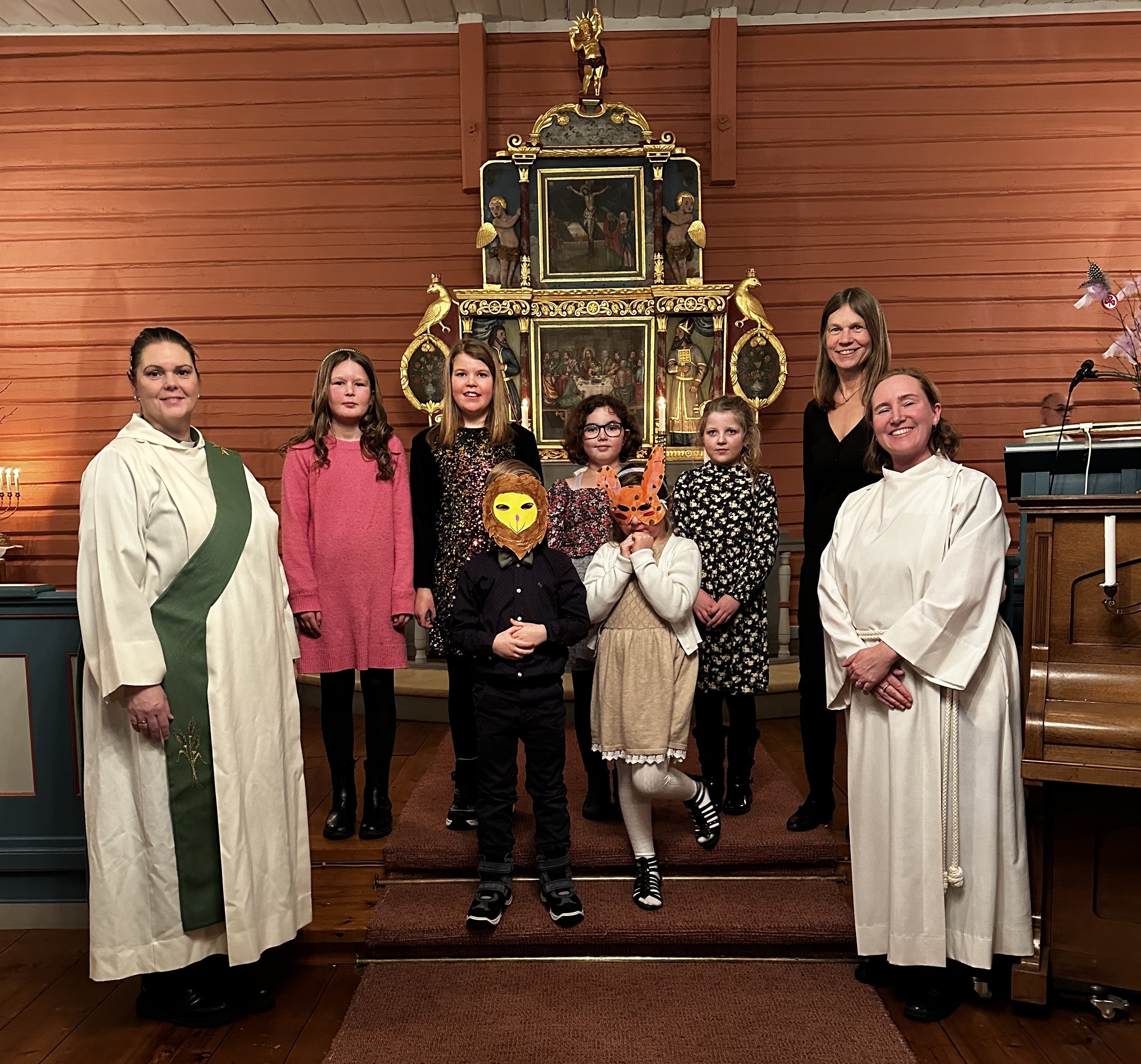 Diakon Lene, korleder Marit og prest Eli-Kristin omkranser sangerne i Kormix under gudstjenesten på fastelavnssøndag. Foto: Tilde Ørpen Jacobsen. 