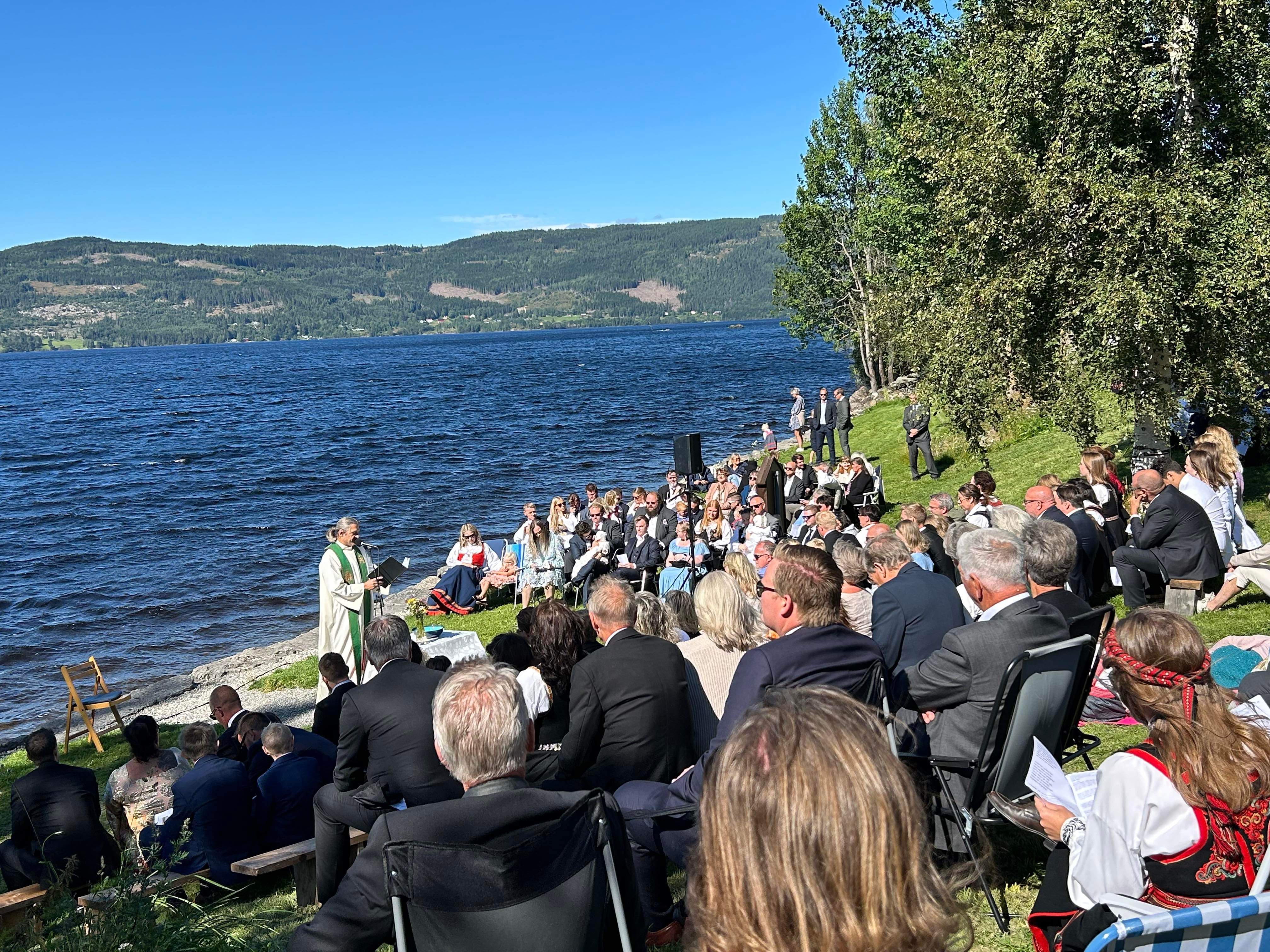 Prost Tor Even Fougner døpte hele seks barn med dåpsvatn fra Randfjorden under gudstjenesten på stranda på Nes (foto: Tone Reidem). 