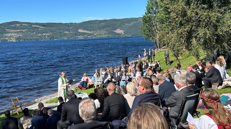 Prost Tor Even Fougner døpte hele seks barn med dåpsvatn fra Randfjorden under gudstjenesten på stranda på Nes (foto: Tone Reidem).