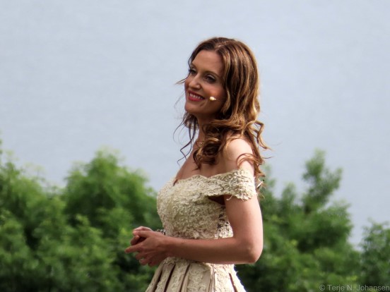 Gunda-Marie Bruce er klar for sommerkonsert i Nikolaikirken, søndag 7. august kl. 18.00. Med seg på orgel og piano har hun Kristian Hernes. Hjertelig velkommen til klassisk sommerkonsert med et fyrverkeri av en sopran!(Foto: Siv Marit Lien). 