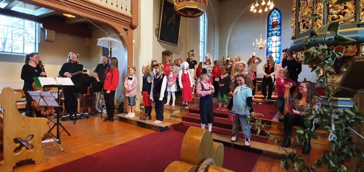 Jevnaker barnekor og Brandbu Barnekantori framførte Hakkebakkskogen høsten 2020. Her er alle sammen samlet i Tingelstad kirke. (Foto: Inger Mette Lillestøl Nymoen). 