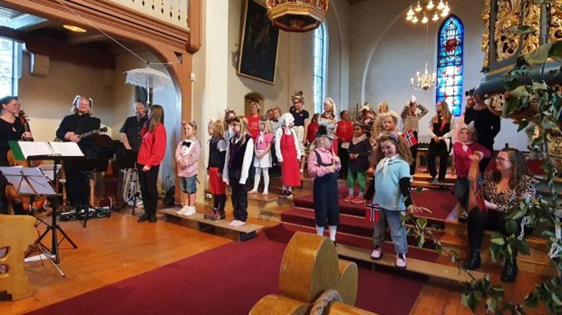 Jevnaker barnekor og Brandbu Barnekantori framførte Hakkebakkskogen høsten 2020. Her er alle sammen samlet i Tingelstad kirke. (Foto: Inger Mette Lillestøl Nymoen). 