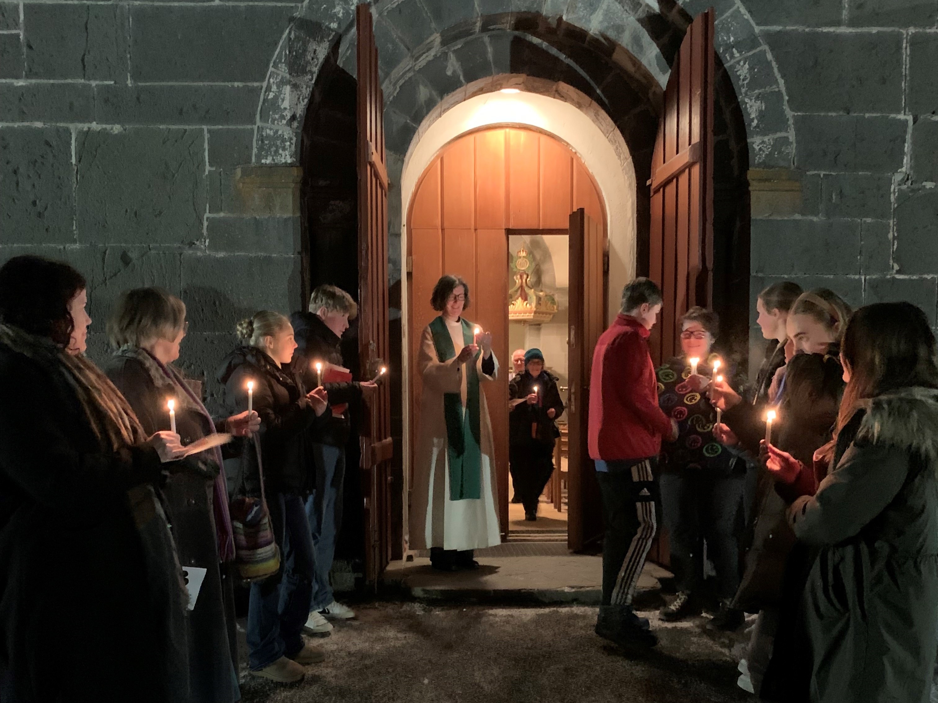 Kyndelsmessen er også en lysfest og i 2023 ble messen avsluttet med at alle gikk ut med tente lys. Kyndelsmesse kommer av det norrøne ordet kyndill, (eng. candel) som betyr fakkel eller lys. (Foto: Kari Røken Alm). 