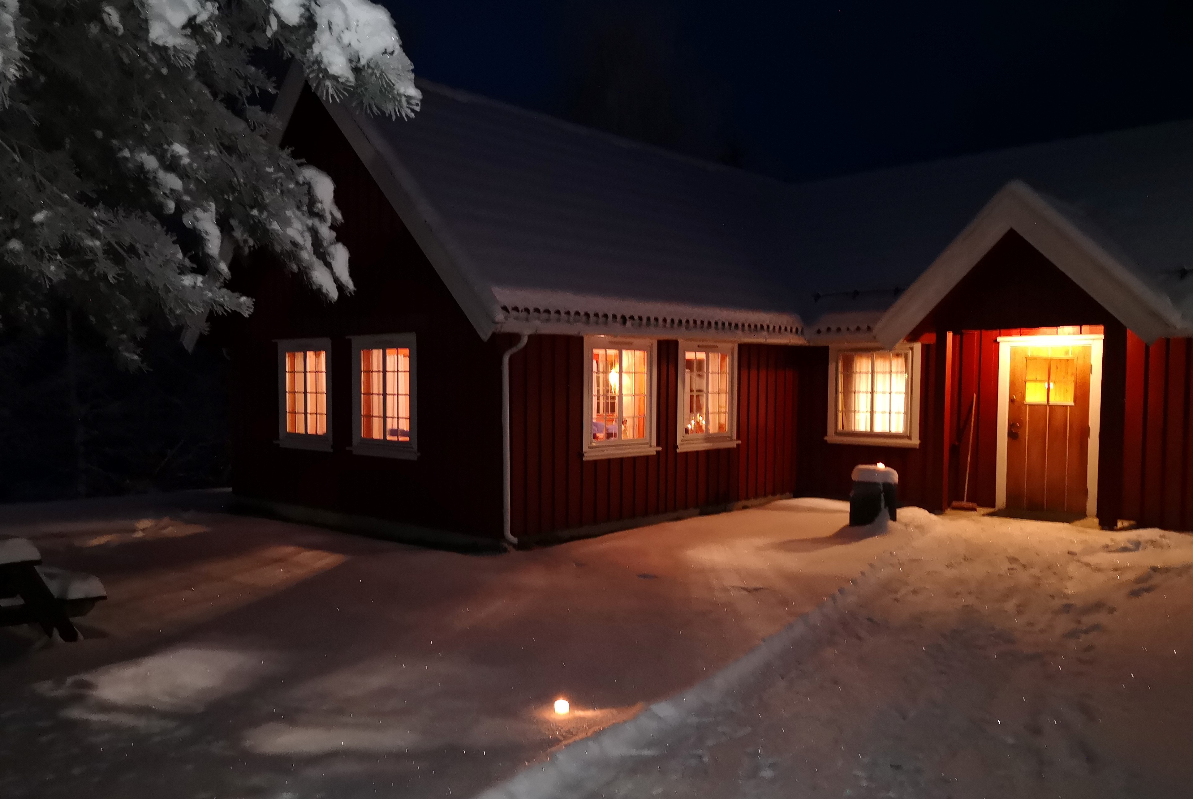 Moen kirkestue i julekveldsstemning et tidligere år. (Foto: Ruth Kari Sørumshagen). 