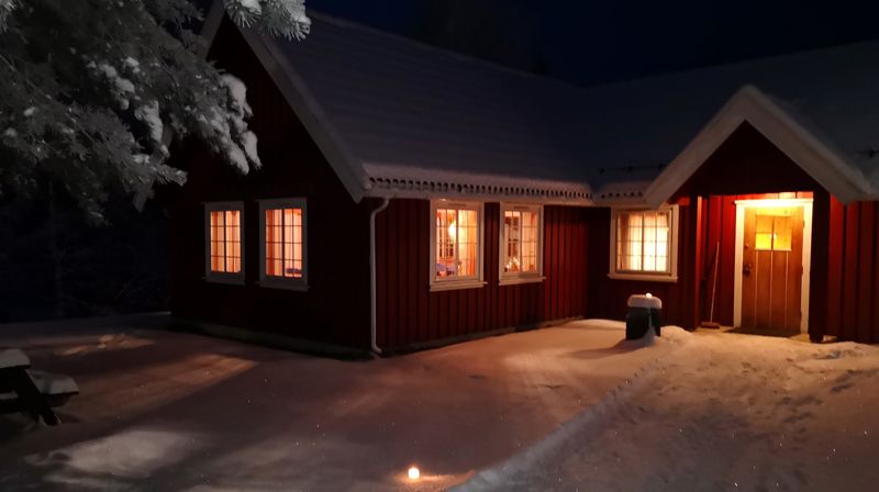 Moen kirkestue i julekveldsstemning et tidligere år. (Foto: Ruth Kari Sørumshagen).