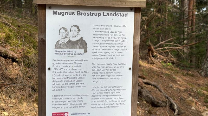 På vegen opp til Sølvsberget, finner du denne informasjonsplakaten til DNT Hadeland, som forteljer om Landstad og om turen til Sølvsberget som Magnus og Mina gjorde i 1826. Foto: Kirken i Gran/Inger S. Haug.