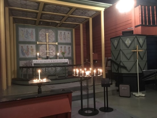 Fra Ål kirke med mange tente lys. (Foto: Anne-Berit Holden). 