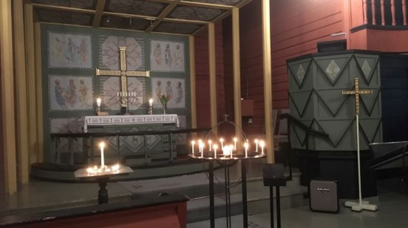 Fra Ål kirke med mange tente lys. (Foto: Anne-Berit Holden).