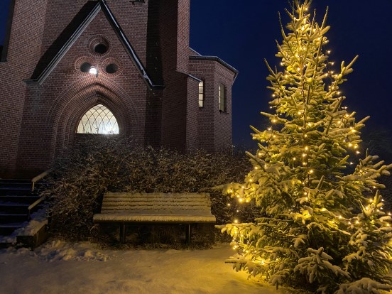 Tingelstad kirke med utejuletre i nysnøen, jula 2021. (Foto: Inger S Haug). 