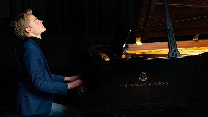 Vi gleder oss til konsert med den unge pianisten Vemund Martinius Solheim 4. april (foto Elinor Hougsrud).
