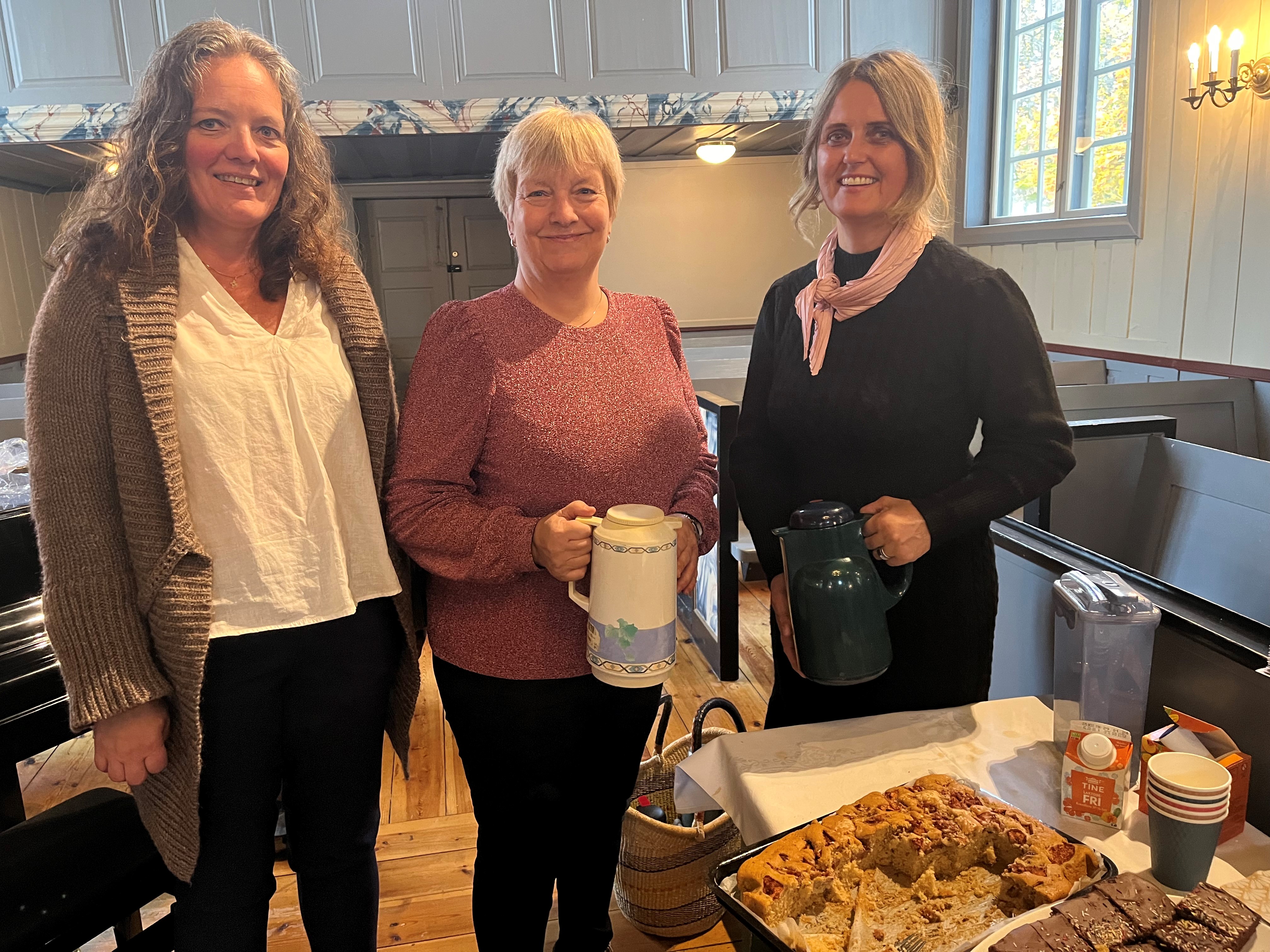 Det er mange frivillige i Kirken i Gran. Her er tre av dem på Diakoniets dag i Nes kirke høsten 2023. Fra venstre Bente Mari Nymoen, Inger Grete Bålerud Grimsbø og Pernille Alm, frivillige gjennom en årrekke. Foto:  Anne-May Lervik. 