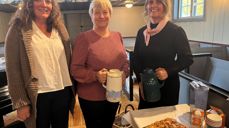 Det er mange frivillige i Kirken i Gran. Her er tre av dem på Diakoniets dag i Nes kirke høsten 2023. Fra venstre Bente Mari Nymoen, Inger Grete Bålerud Grimsbø og Pernille Alm, frivillige gjennom en årrekke. Foto:  Anne-May Lervik.