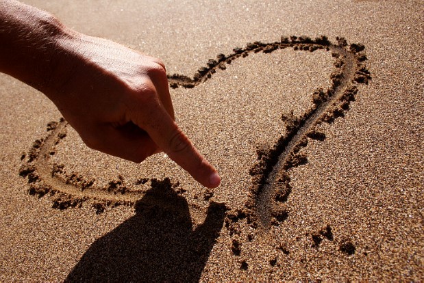 Hjerte i sand. (Foto: Den norske kirke). 