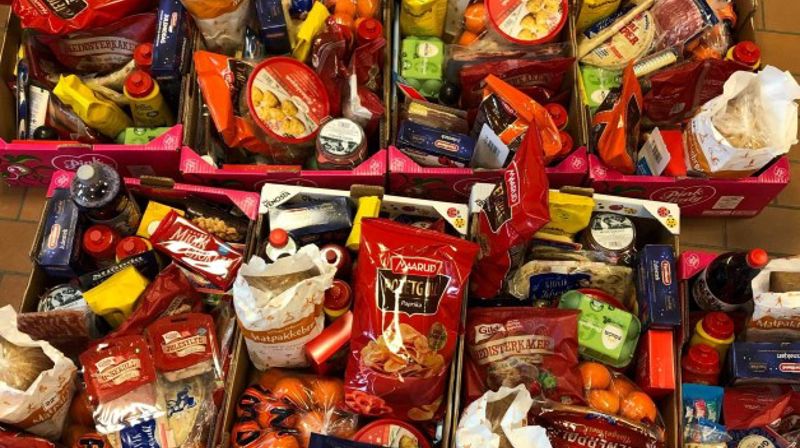 Noe av maten fordelt ut i esker klare til utkjøring. (Foto: Lene Bjølverud-Rødningsby).