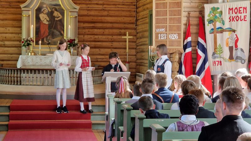 Elever fra Moen skole leser i familiegudstjenesten i Moen kirke 17. mai 2022 (foto: Jan Myrvold, Kirken i Gran).