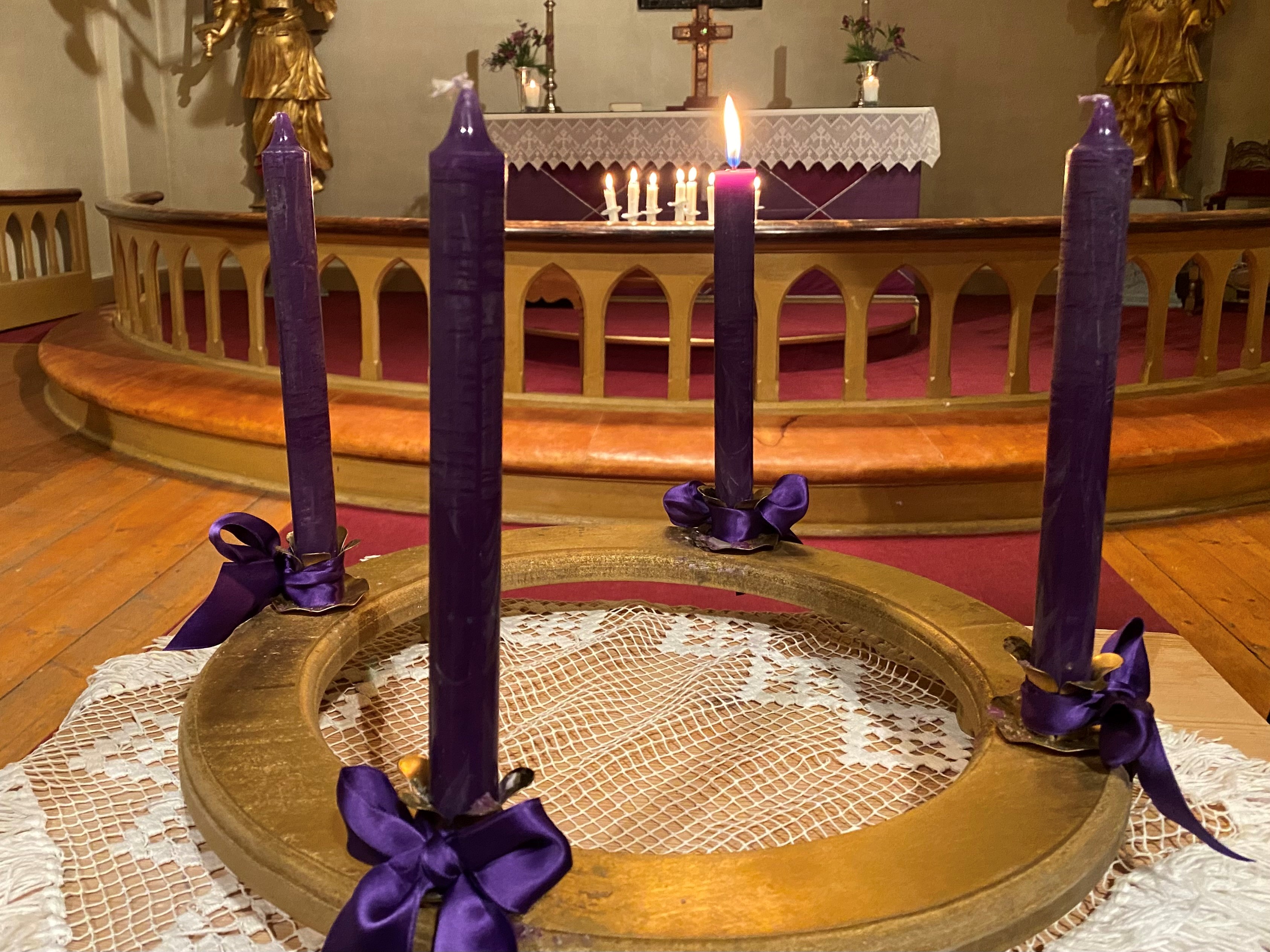 Første lyset i adventsstaken i Tingelstad kirke tent. Foto: Kirken i Gran. 