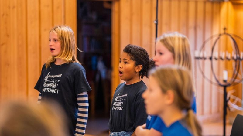 Sangøvelser gjør at de unge sangerne lærer masse gode teknikker for å kunne synge fint og sammen i kor. Foto: Den norske kirke.
