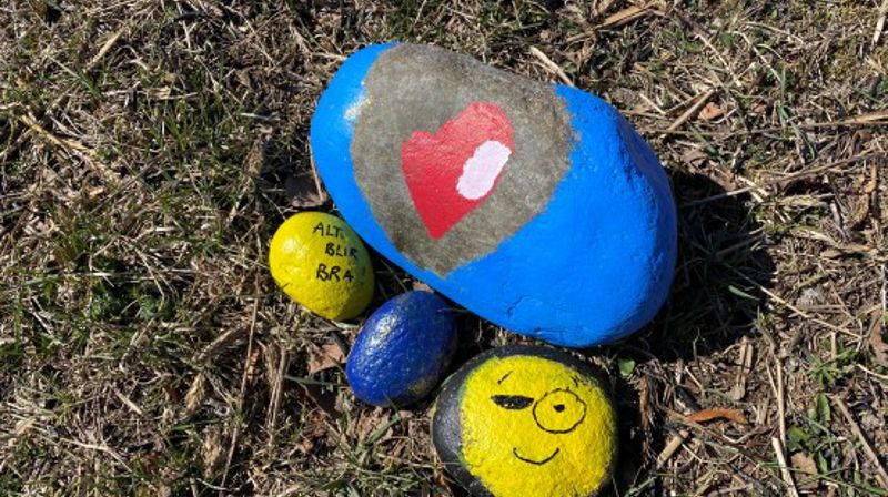 Steindekor laget i Koronatid av Sigrid 9 år. (Foto: Inger S. Haug, 2020).