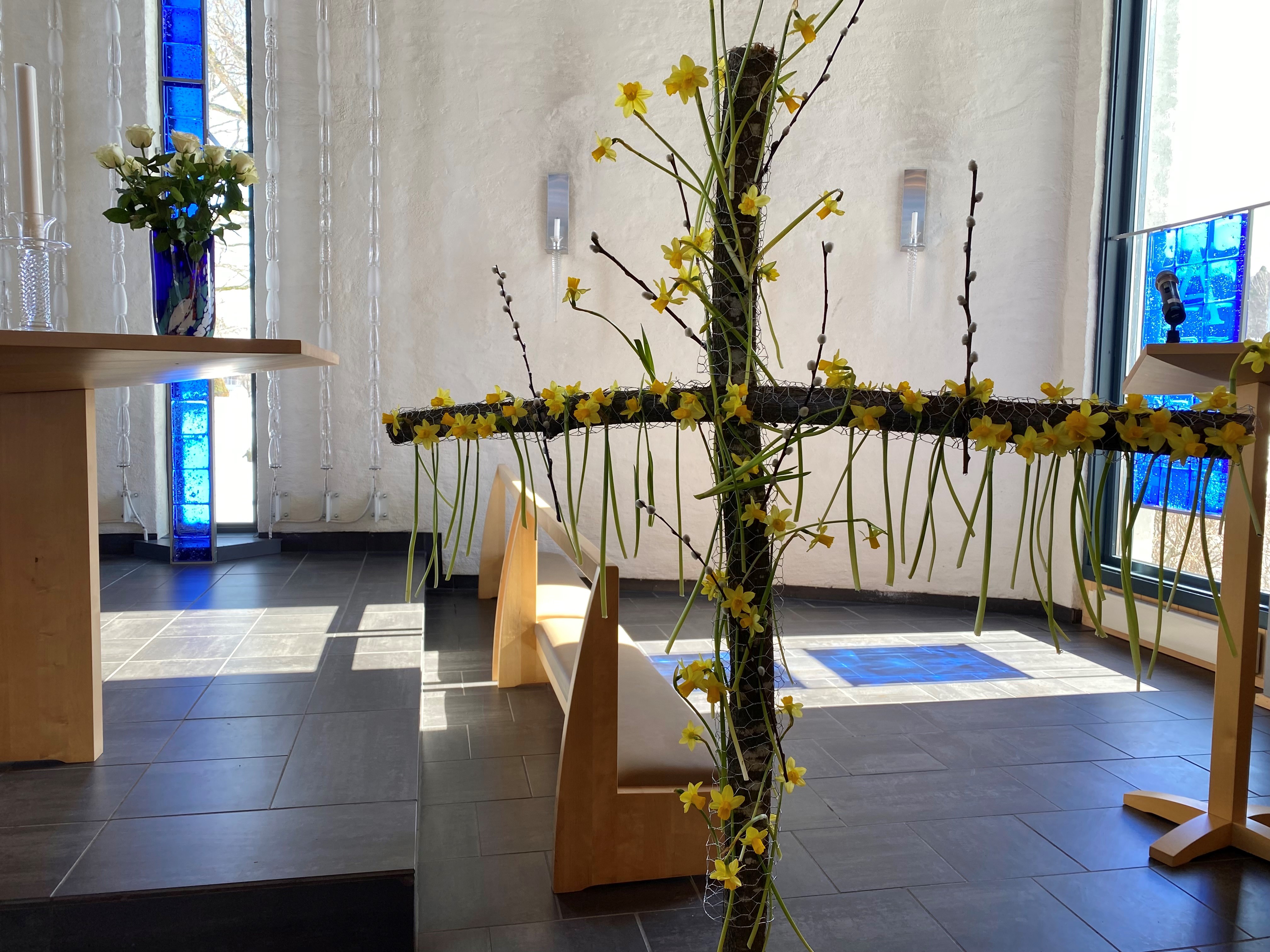I Barnas påskefest i Grymyr kirke i fjor, ble påskeliljer festet på korset, som symbol på Jesu oppstandelse (foto: Inger Stensrud Haug/Kirken i Gran).