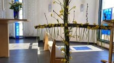 I Barnas påskefest i Grymyr kirke i fjor, ble påskeliljer festet på korset, som symbol på Jesu oppstandelse (foto: Inger Stensrud Haug/Kirken i Gran).