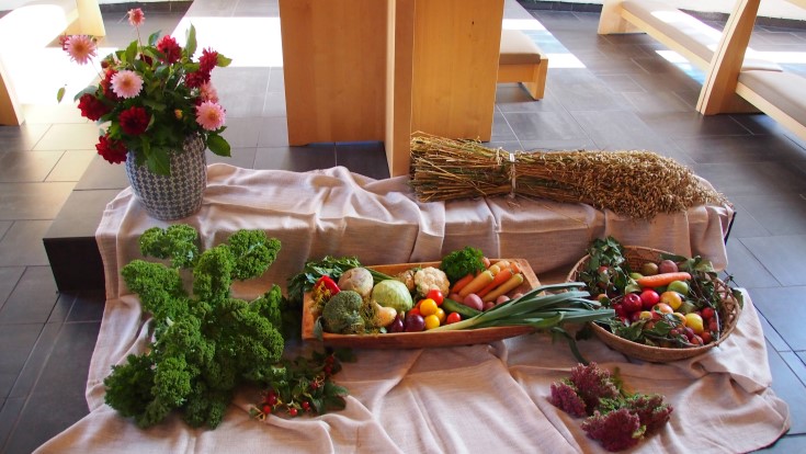 Grymyr kirke pyntet til høsttakkefest i 2019. (Foto: Anne-Lise Mellum). 