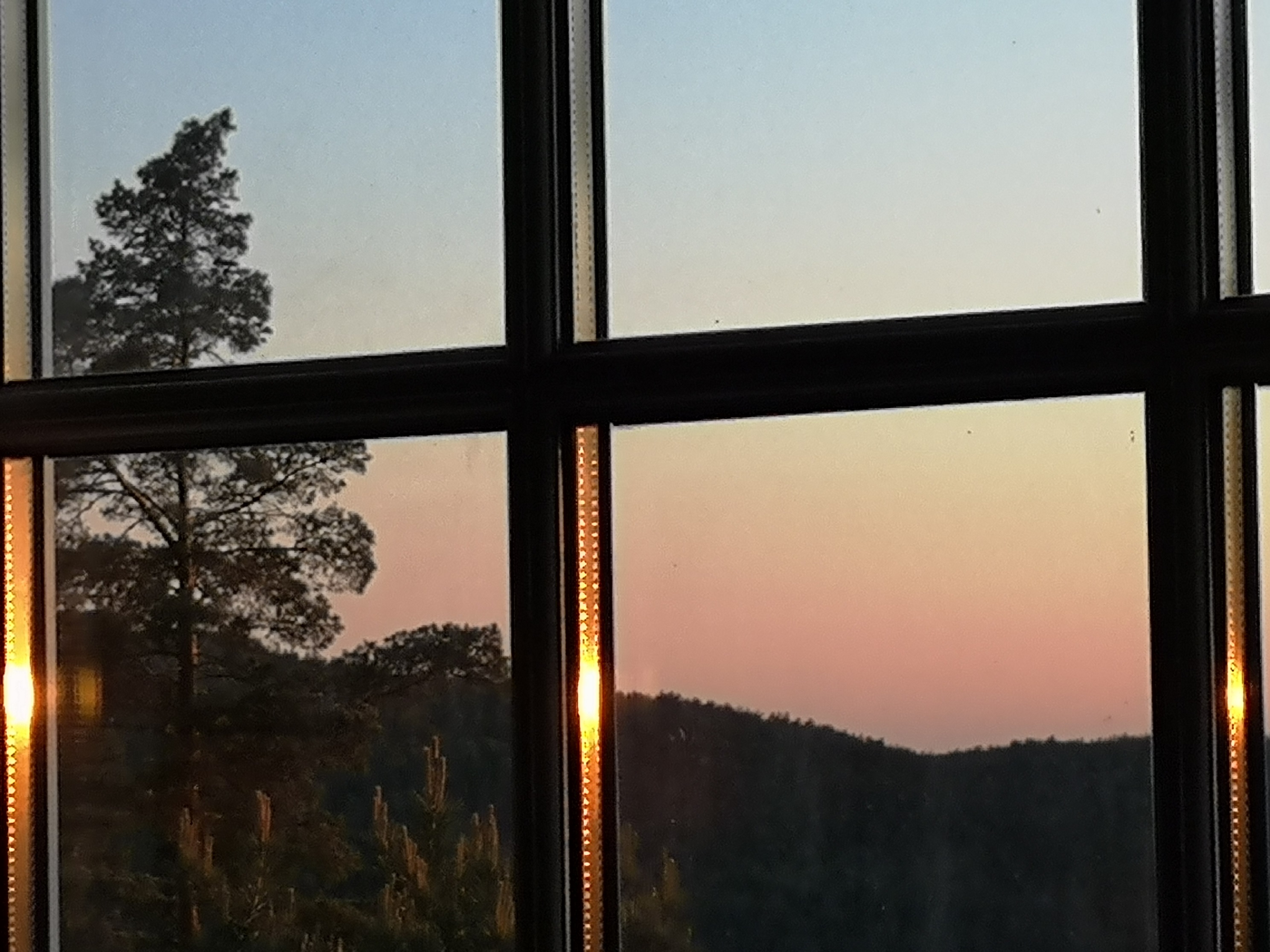 Lyspunkt i kveldsvindu. (Foto: Ruth Kari Sørumshagen).