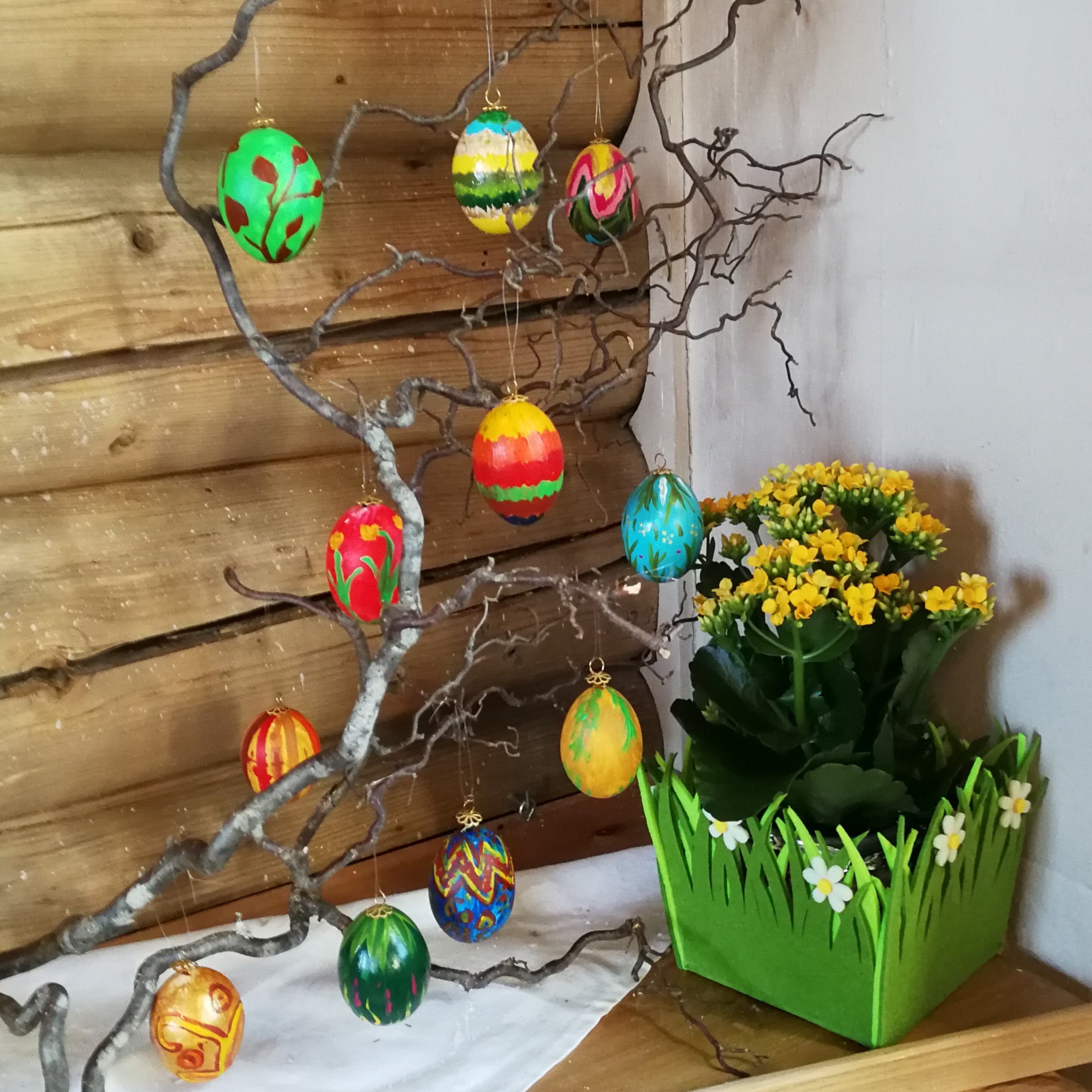 Pyntet til påskemorgen i Moen kirke. Foto: Knut Bøe 2022. 