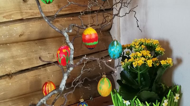 Pyntet til påskemorgen i Moen kirke. Foto: Knut Bøe 2022.