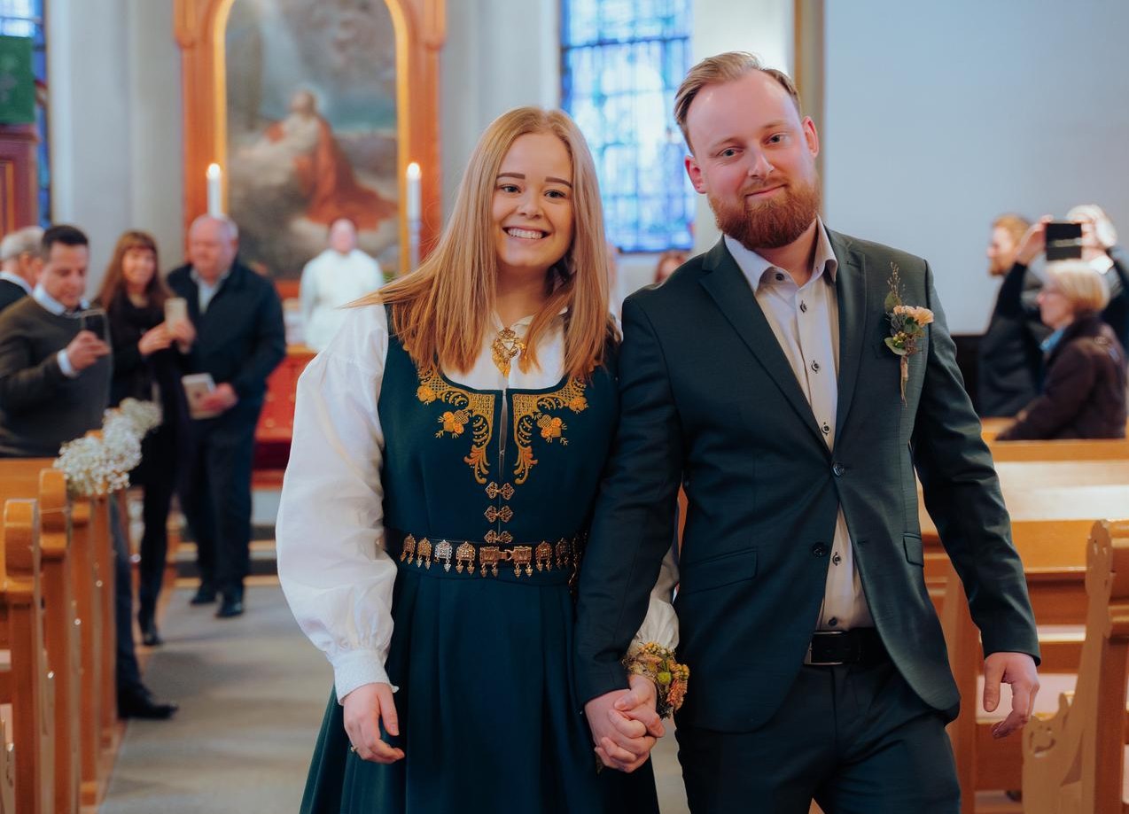 Drop-in-bryllup ble arrangert i Årnes kirke i Nes på Romerike. Flere par ble vigd på Valentinsdagen. Foto: Den norske kirke. 
